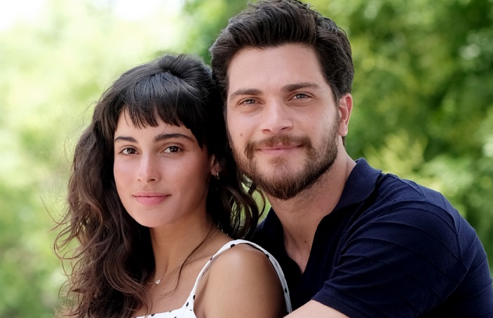 Il corteggiatore della Tataranni si innamora della figlia di Malinconico nel film tv ‘Diversi come due Gocce d’Acqua’. Purchè finisca bene…