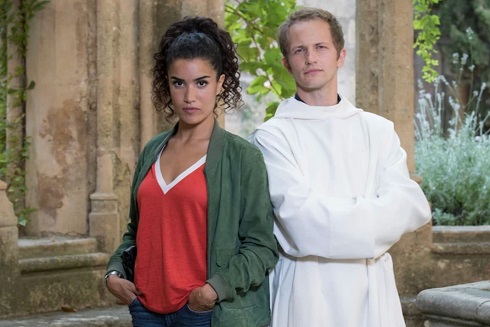 Programmi TV di stasera, venerdì 16 dicembre 2022. Canale 5 sfida Sanremo Giovani ‘Con l’Aiuto del Cielo’