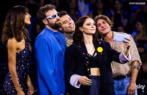 Programmi TV di stasera, giovedì 8 dicembre 2022. La Finale di X Factor in simulcast su Sky Uno e TV8