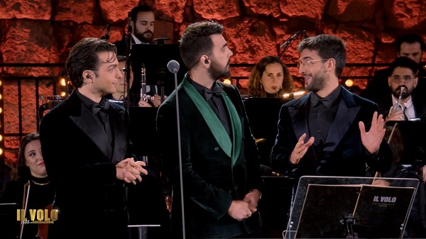 Ascolti TV | Sabato 24 dicembre 2022. Canale5 spicca Il Volo (23.6%), ottimo Una poltrona per due (14.2%), Rai1 ferma all’11% con Io sono Babbo Natale