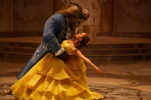 Programmi TV di stasera, lunedì 26 dicembre 2022. Su Rai1 il live action de ‘La Bella e la Bestia’