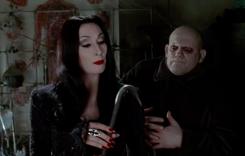 Programmi TV di stasera, sabato 31 dicembre 2022. Su Tv8 si aspetta il nuovo anno con ‘La Famiglia Addams’