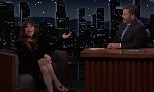 Sabrina Impacciatore al Jimmy Kimmel Live. L’attrice racconta di una gaffe razzista sul set di The White Lotus – Video