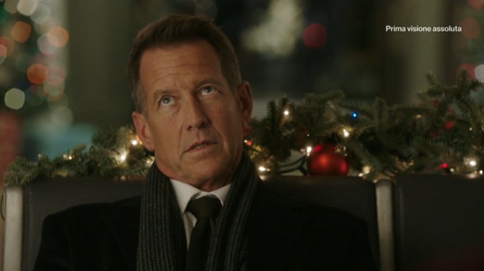 Programmi TV di stasera, lunedì 19 dicembre 2022. In prima visione su Rai2 «Un bacio prima di Natale»