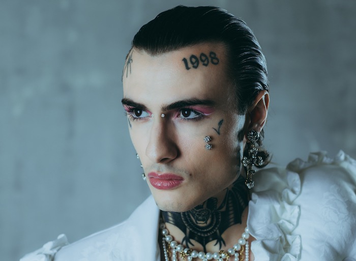 Rosa Chemical: canzoni esplicite, foto p*rno e vecchie bestemmie su Twitter. Ecco chi è il Big più ‘trasgressivo’ di Sanremo 2023