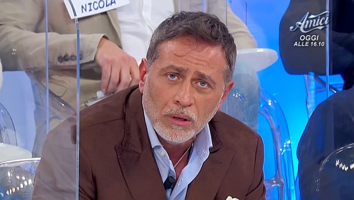 Uomini e Donne ‘shock’,  il corteggiatore di Gemma «ha fatto il p*rnodivo»? – Video