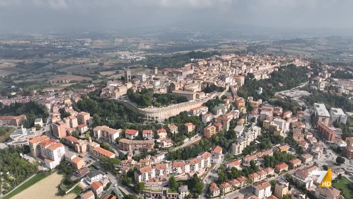 Programmi TV di stasera, lunedì 30 gennaio 2023. Eden riparte tra Foresta Nera, Marche e Filippine