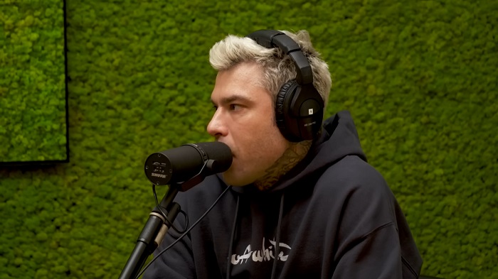 Fedez, che imbarazzo! Se la ride parlando di Emanuela Orlandi (Video). Ma davvero la Rai intende trasmettere questa robaccia per il Festival?