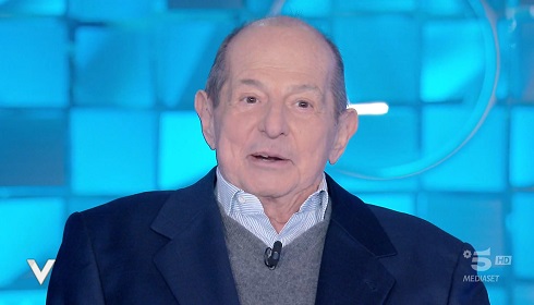 Giancarlo Magalli a Verissimo: «Ho avuto un tumore, sono stato mesi a letto». E sulla Rai: «I miei programmi che hanno dato a qualcun altro sono andati così così. Forse gli converrebbe farmi tornare»