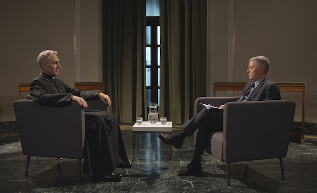 La Scelta – Così Ratzinger rinunciò al papato: nel giorno dei Funerali del Papa emerito, l’intervista di Ezio Mauro a Padre Georg su Rai3