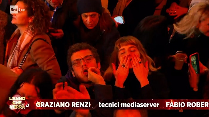 L’Anno che Verrà chiude col mimo di un pomp*no – Video