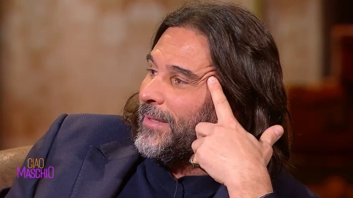 Lele Adani a Ciao Maschio: «Ho la barba perché mia madre doveva essere l’ultima ad accarezzare la mia pelle» – Video in anteprima