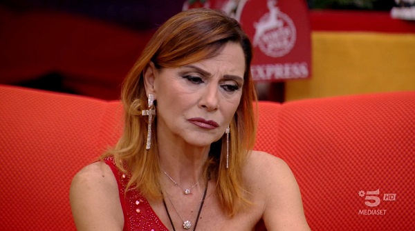 Patrizia Rossetti abbandona il GF Vip: «Non sto bene, ho dolori nel corpo»