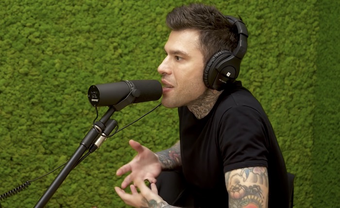Fedez in Rai come conduttore e produttore. Ma non è vietato? L’azienda nicchia (ma c’è il precedente di Fabio Fazio)