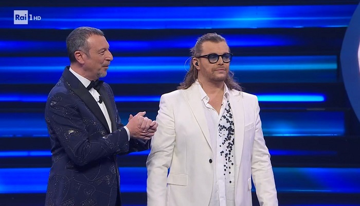 Sanremo 2023, Gianluca Grignani non sente e interrompe l’esibizione: «A 50 anni ho imparato come si fa a fare queste cose. A 20 anni non l’avrei saputo fare»