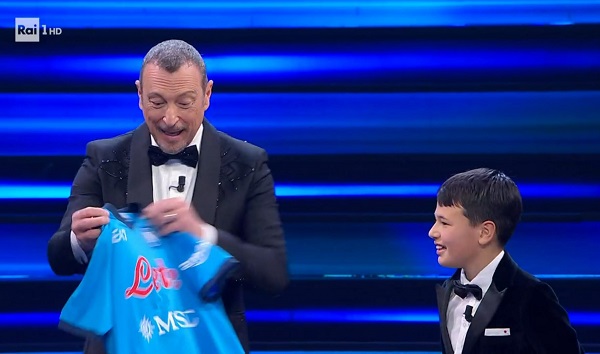 Sanremo 2023: Amadeus sventola il logo di Msc Crociere, compagnia rivale dello sponsor Costa