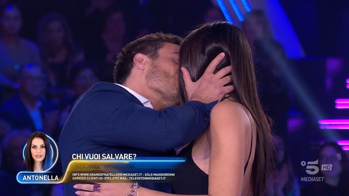 Antonino bacia Ginevra - GF Vip 7