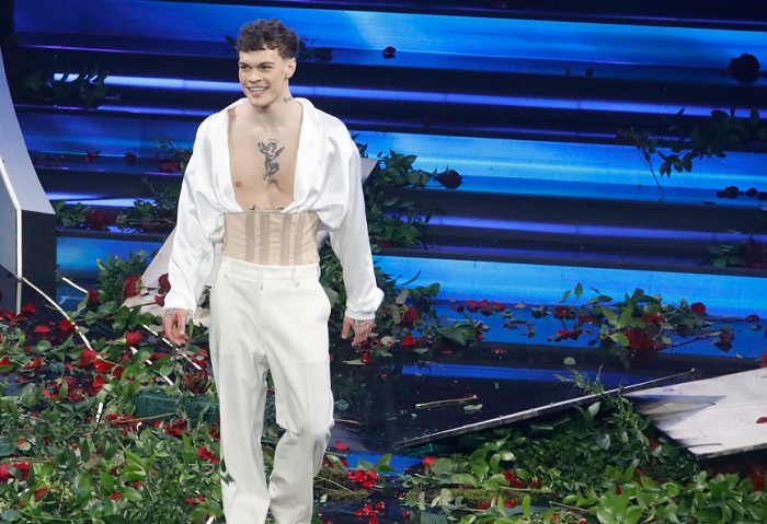 Blanco ‘distrugge’ il palco di Sanremo, l’Ariston lo ricopre di fischi. Cosa è successo