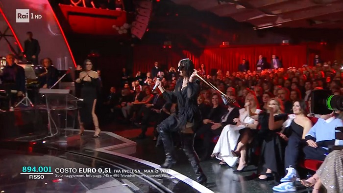 Sanremo 2023, Elodie ‘scippa’ la borsa a Serena Bortone – Video