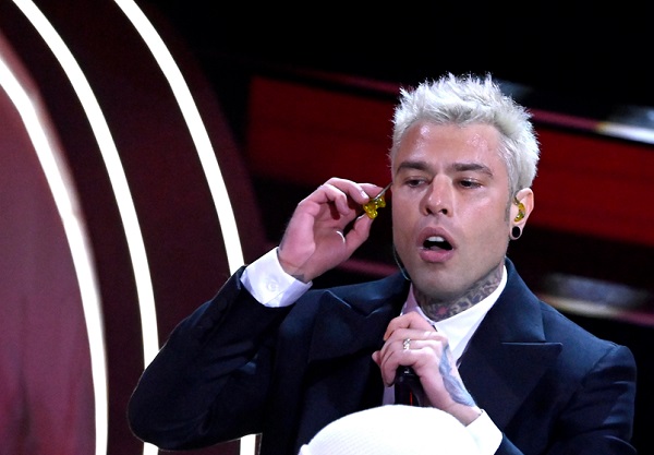 Fedez si scaglia contro Anna Oxa a Sanremo: «E’ arrivata alle prove e ha saltato la fila. Maleducata!» – Video