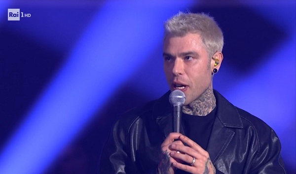 Il freestyle di Fedez a Sanremo contro il Governo: «Se va a Sanremo Rosa Chemical scoppia la lite. Forse è meglio il viceministro vestito da Hitler»
