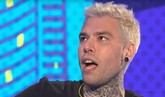 Fedez contro Mario Giordano: «Fuori dal Coro fa un’inchiesta per vedere se sono omosessuale. Io voglio sapere se ha ancora i testicoli attaccati allo scroto». Il botta e risposta con la smentita del conduttore