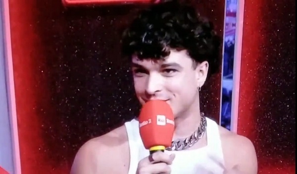 Sanremo 2023, Leo Gassmann sulla canotta contestata dalla stylist: «Dovevo avere una giacca ma per questione di marchi non l’ho potuta indossare»