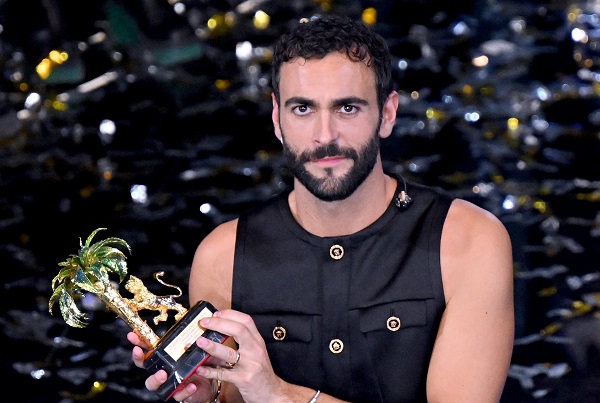 Sanremo 2023: la finale incorona Marco Mengoni davanti a Lazza. Ecco la lettera di Zelensky