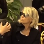 Maria De Filippi con il figlio alla camera ardente di Maurizio Costanzo
