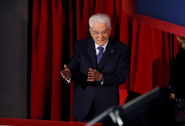 Ariston in piedi per Mattarella a Sanremo. E Benigni lo fa commuovere