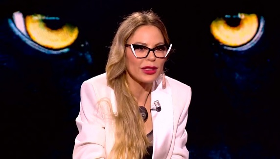 Belve, Naike Rivelli e lo spazzolino elettrico usato come sex toy – Video in anteprima