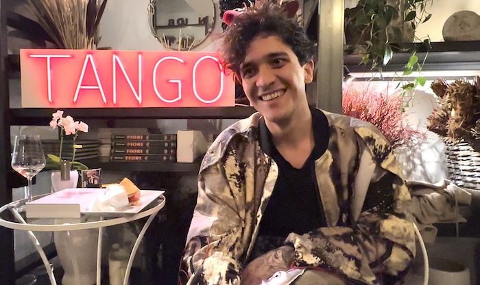 Tananai a DavideMaggio.it: «Non sarei tornato a Sanremo per fare la stessa cosa dell’anno scorso. Porto una nuova versione di me»