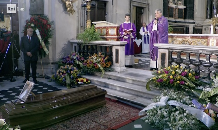 Ascolti TV | Lunedì 27 febbraio 2023. Grande seguito per l’ultimo saluto a Costanzo con oltre 6,5 mln (35.5% Canale 5 – 19.7% Rai1). Fiori Sopra l’Inverno chiude in bellezza (24.8%), GF Vip 21.4%. Parte bene Vespa (23.6%)