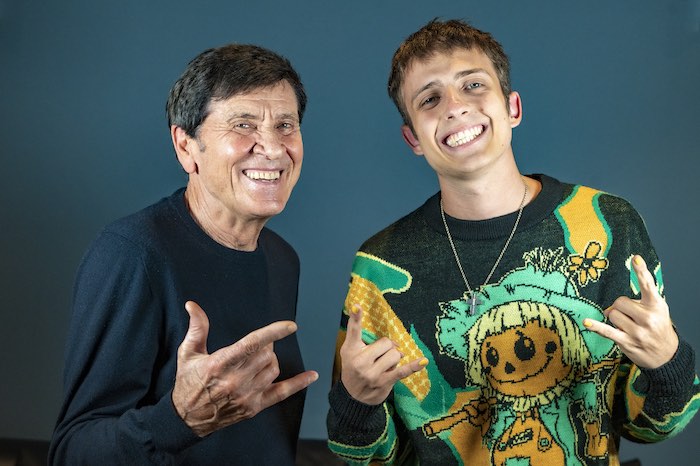 Morandi canta Fatti RiMandare dalla Mamma a Prendere il Latte con Sangiovanni. Produce Shablo