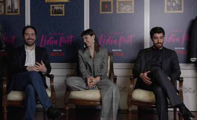 Matilda De Angelis, Eduardo Scarpetta, Matteo Rovere presentano La Legge di Lidia Poet a DavideMaggio.it: «Le scene di nudo finalizzate alla contemporaneità del racconto»