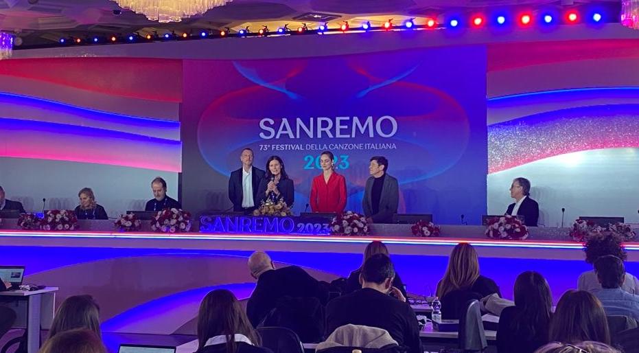 Sanremo 2023: la conferenza stampa della prima serata del Festival. Chiara Ferragni e la ‘domanda scomoda’ sui vecchi testi di Fedez, la ‘verità’ su Anna Oxa, molto meno di 300 mila euro per Benigni