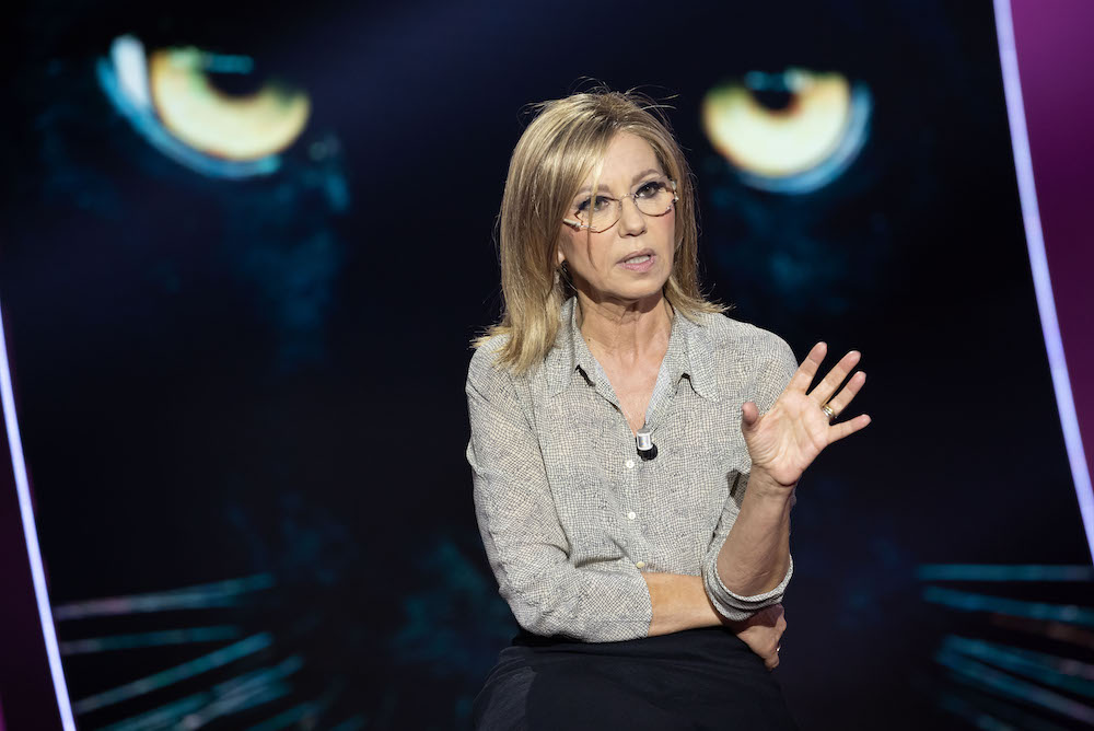 Concita De Gregorio confessa a Belve: «Ho avuto il cancro. Mi hanno detto che ho tagliato i capelli come la Meloni ma porto una parrucca» – Video