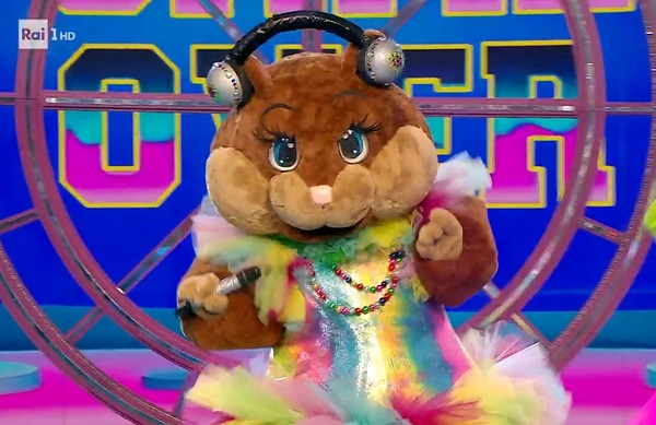 Il Cantante Mascherato: Criceto è Nathalie Guetta? Nino Frassica e Pietro Pulcini di Don Matteo in soccorso di Insinna