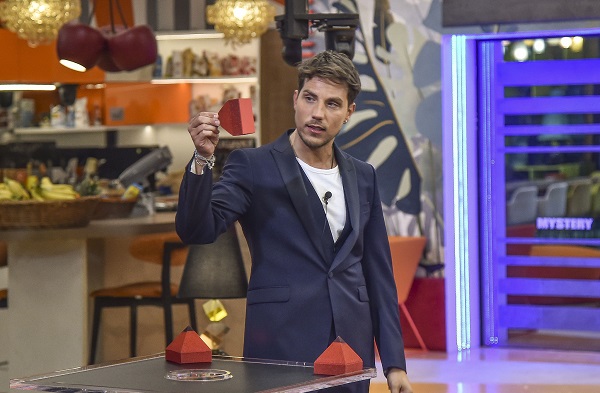 Daniele Dal Moro polemizza per la squalifica: «Ho le mani legate per questioni contrattuali ma a tempo debito racconterò tutta la verità sul Grande Fratello di figli e figliastri!»