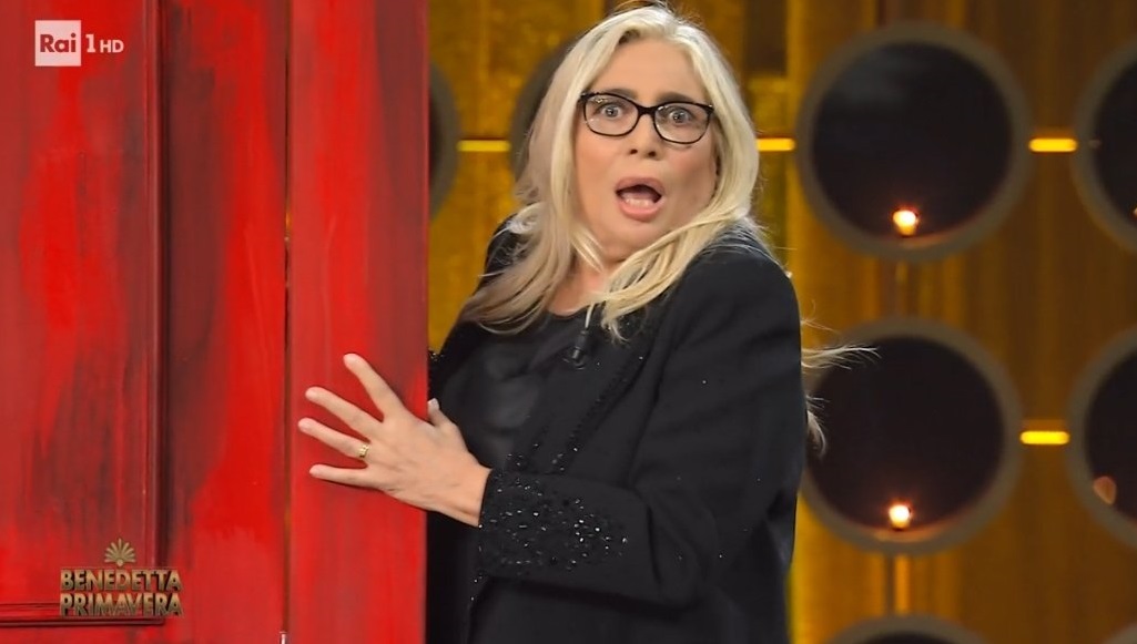 Mara Venier tuona sul caso Mediaset-Twitter: «Mi domando se qualcuno pensa che siamo tutti cojoni. Salutame a Silvy»