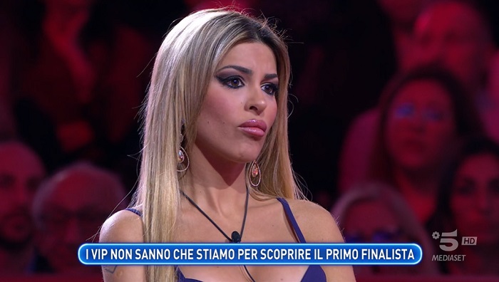GF Vip 7, trentanovesima puntata – Signorini fa mea culpa per il «brutto spettacolo dato», Oriana è la prima finalista, in 7 a rischio eliminazione