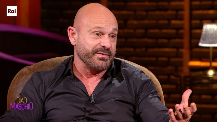 Don Salvatore Ricci (Raiz) parla a Ciao Maschio di Mare Fuori e della ‘figlia’ Rosa Ricci – Video in anteprima