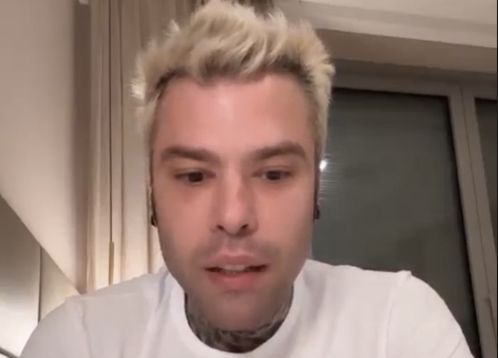 Fedez rompe il silenzio: «Assente per effetto rebound di un antidepressivo. Su mia moglie una tempesta di mer*a»