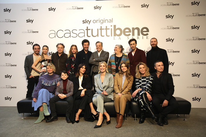 Programmi TV di stasera, mercoledì 12 aprile 2023. ‘A Casa Tutti Bene – La Serie’ arriva in chiaro su Tv8