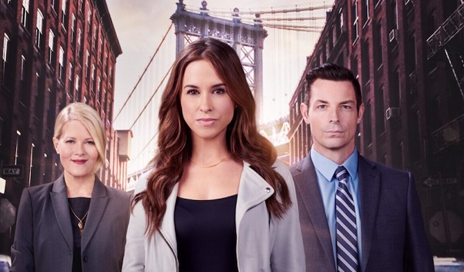 Programmi TV di stasera, domenica 23 aprile 2023. Su Rai2 partono i film tv di Crossword Mysteries – Un Cruciverba da Morire