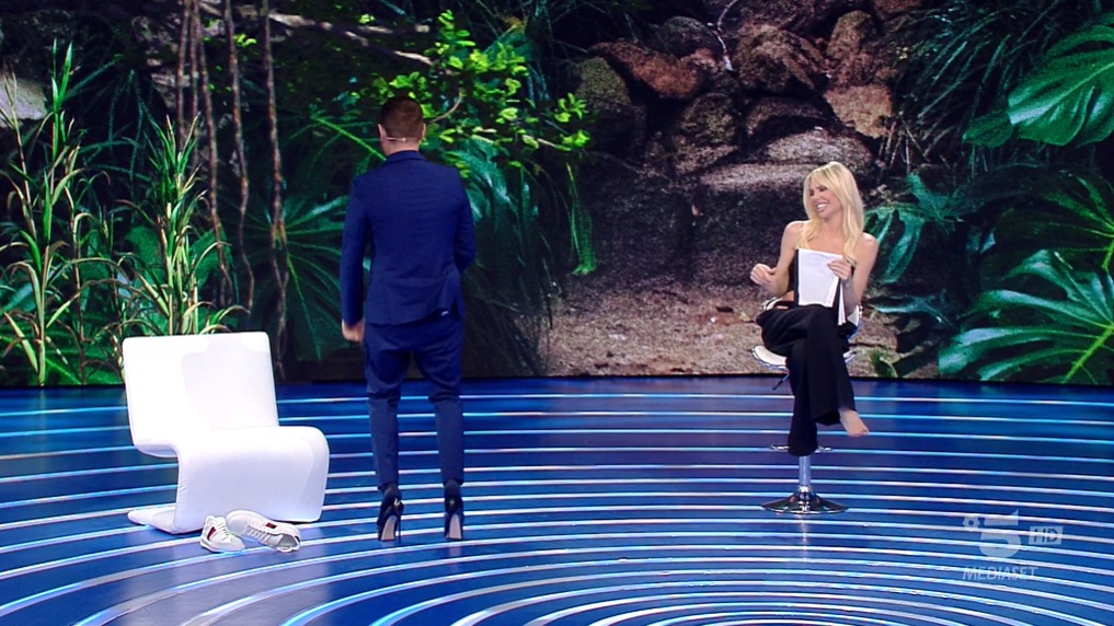 Enrico Papi sui tacchi - Isola dei Famosi 2023