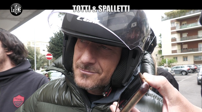Programmi TV di stasera, martedì 25 aprile 2023. Le Iene riallacciano i rapporti tra Totti e Spalletti