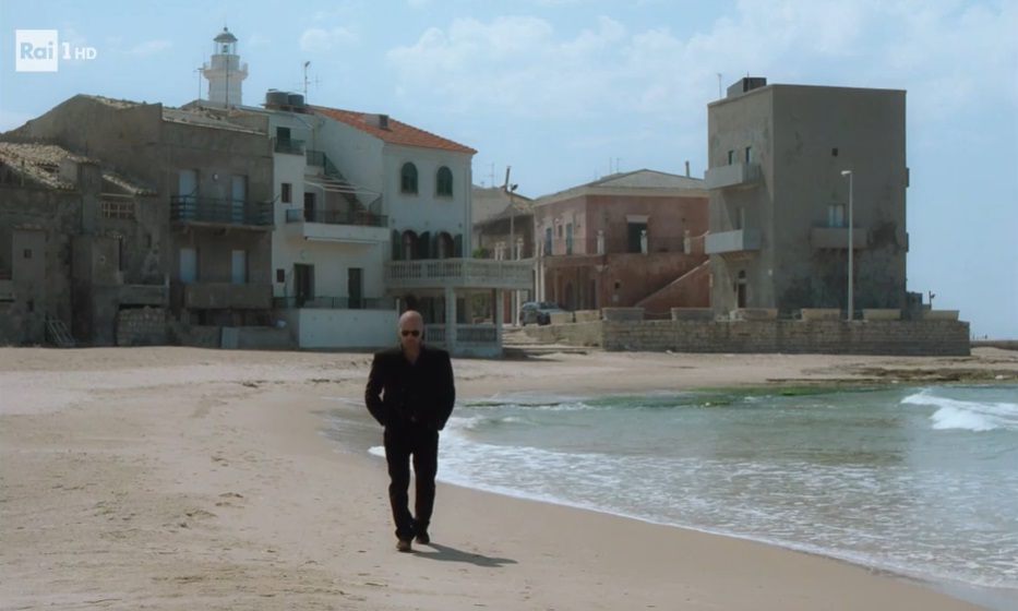 Programmi TV di stasera, lunedì 24 aprile 2023. Su Rai1 il Montalbano di oltre vent’anni fa