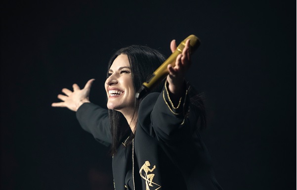 Rai1 spalanca le porte dell’access prime time a Laura Pausini (e Soliti Ignoti evita il Big Match di Coppa Italia)