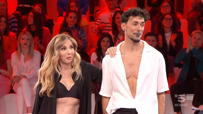 Amici 2023, quinta puntata Serale – Emanuel Lo ‘conquistato’ dalla Celentano che balla: «Mi ha fatto venire voglia di sbatterla a destra e sinistra». Fuori Federica
